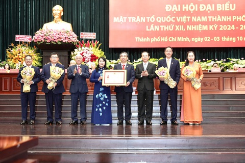 Bí thư Nguyễn Văn Nên: 'TP.HCM phải đi nhanh và có kết quả sớm trong xóa nhà tạm' - Ảnh 4.