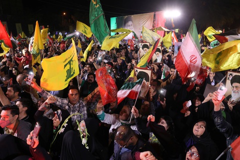 Quốc tế kêu gọi kiềm chế nhưng Israel muốn trả đũa Iran - Ảnh 3. Iran phóng tên lửa vào Israel: cây muốn lặng, chỉ chờ gió ngừng - Ảnh 3.