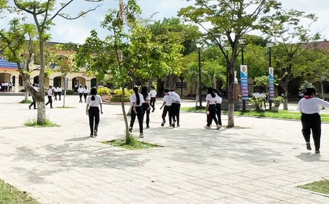 Vụ phụ huynh xông vào trường đánh học sinh: Nhà trường kỷ luật 3 học sinh - Ảnh 1.