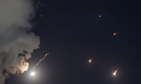 NÓNG: Iran phóng nhiều tên lửa vào Israel - Ảnh 1.