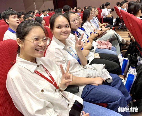 Gần 67% sinh viên Đại học Quốc gia TP.HCM rảnh đến 4 giờ mỗi ngày - Ảnh 1.