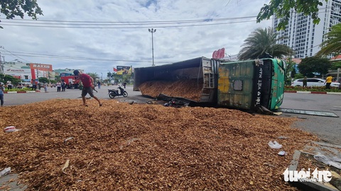 Xe tải chở dăm gỗ lật đè chết 3 người giữa trung tâm Quy Nhơn - Ảnh 2. Xe tải chở dăm gỗ lật đè chết 3 người giữa trung tâm Quy Nhơn - Ảnh 2.
