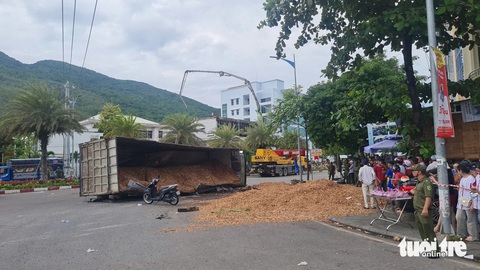 Xe tải chở dăm gỗ lật đè chết 3 người giữa trung tâm Quy Nhơn - Ảnh 4. Lật xe tải chở dăm gỗ giữa trung tâm Quy Nhơn đè chết 3 người - Ảnh 4.