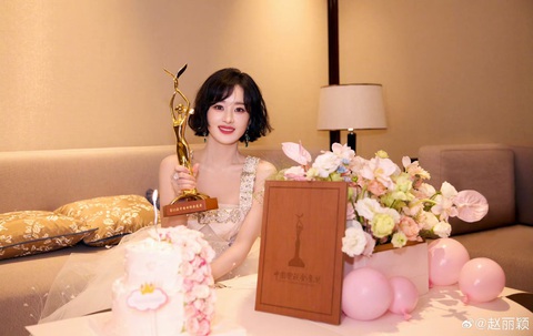Triệu Lệ Dĩnh lên ngôi thị hậu Kim Ưng - Ảnh 1. Triệu Lệ Dĩnh lên ngôi thị hậu Kim Ưng - Ảnh 2.