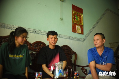 Anh trai làm mướn trả nợ, nuôi em học đại học - Ảnh 2. Nỗi đau của nữ SV ĐH Kinh tế TP.HCM: Mẹ sắp mất lặng lẽ vay nợ xây nhà cho con - Ảnh 3.