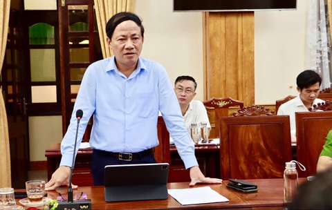 Sau vụ xe tải lật đè chết 3 người, chủ tịch Bình Định yêu cầu kiểm tra, xử lý nghiêm các xe vi phạm - Ảnh 1. Sau vụ xe tải lật đè chết 3 người, chủ tịch Bình Định yêu cầu xử lý nghiêm xe vi phạm - Ảnh 1.