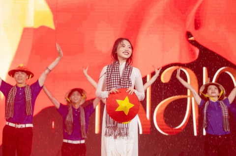 Phương Mỹ Chi hát, chơi nhạc cụ trong mưa lớn, hơn 8.000 khán giả dầm mưa xem - Ảnh 8. Phương Mỹ Chi hát, chơi nhạc cụ trong mưa lớn, hơn 8.000 khán giả dầm mưa xem - Ảnh 8.