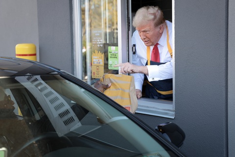 Ông Trump tập bán McDonald's, bà Harris mừng sinh nhật tuổi 60 - Ảnh 2. Ông Trump tập bán McDonald's, bà Harris mừng sinh nhật tuổi 60 - Ảnh 2.