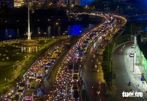 Đường Nguyễn Tất Thành là ‘top 1’ đường ùn ứ giao thông tại TP.HCM - Ảnh 2.