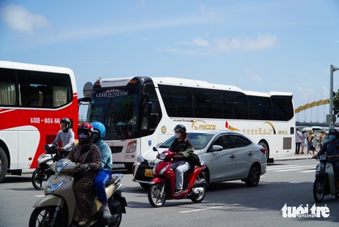 Khách đến Đà Nẵng đông, du khách ngoại 'ngộp thở' qua đường quanh chợ Hàn - Ảnh 10.