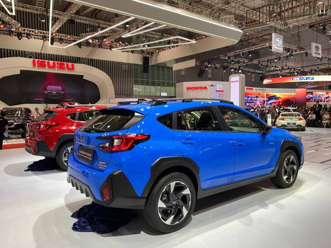 Subaru Crosstrek giá cao nhất 1,268 tỷ tại Việt Nam: Cùng cỡ Corolla Cross nhưng đắt ngang Santa Fe tầm trung, nhập Nhật, động cơ hybrid- Ảnh 2. Subaru Crosstrek 2024 ra mắt Việt Nam: To ngang Corolla Cross giá ngang Hyundai Santa Fe - Ảnh 3.