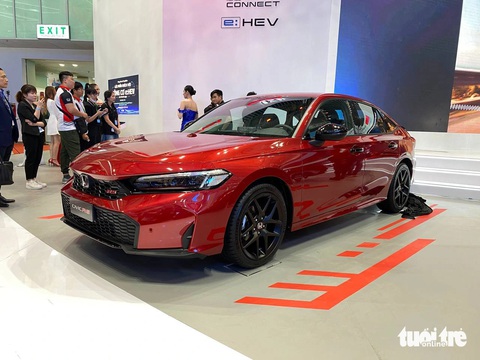 Honda Civic 2024 chính thức ra mắt tại VMS 2024: Giá từ 789 triệu đồng, 8 cảm biến trước sau, bản hybrid mạnh tới 200 mã lực- Ảnh 1. Honda Civic 2024 ra mắt Việt Nam: Giá cao nhất 999 triệu đồng, 8 cảm biến, động cơ hybrid 200 mã lực - Ảnh 1.