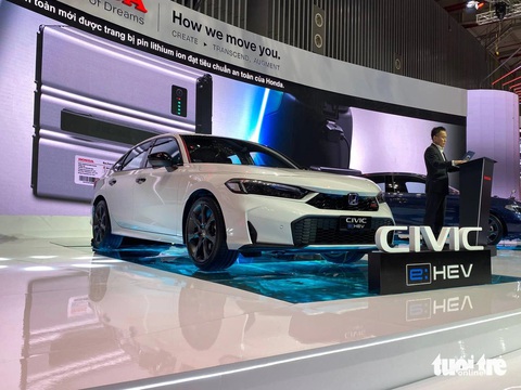 Honda Civic 2024 chính thức ra mắt tại VMS 2024: Giá từ 789 triệu đồng, 8 cảm biến trước sau, bản hybrid mạnh tới 200 mã lực- Ảnh 6. Honda Civic 2024 ra mắt Việt Nam: Giá cao nhất 999 triệu đồng, 8 cảm biến, động cơ hybrid 200 mã lực - Ảnh 4.