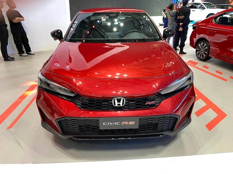 Honda Civic 2024 chính thức ra mắt tại VMS 2024: Giá từ 789 triệu đồng, 8 cảm biến trước sau, bản hybrid mạnh tới 200 mã lực- Ảnh 7. Honda Civic 2024 ra mắt Việt Nam: Giá cao nhất 999 triệu đồng, 8 cảm biến, động cơ hybrid 200 mã lực - Ảnh 5.