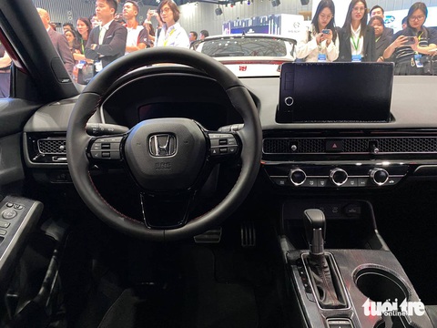 Honda Civic 2024 chính thức ra mắt tại VMS 2024: Giá từ 789 triệu đồng, 8 cảm biến trước sau, bản hybrid mạnh tới 200 mã lực- Ảnh 9. Honda Civic 2024 ra mắt Việt Nam: Giá cao nhất 999 triệu đồng, 8 cảm biến, động cơ hybrid 200 mã lực - Ảnh 7.