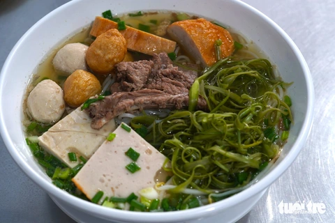 Quán bún mọc hơn nửa thập kỉ với các loại chả khác nhau được làm thủ công - Ảnh 1. Quán bún mọc hơn nửa thập kỉ với các loại chả khác nhau được làm thủ công - Ảnh 1.