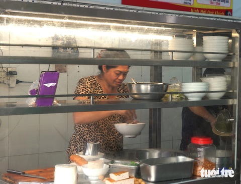 Quán bún mọc hơn nửa thập kỉ với các loại chả khác nhau được làm thủ công - Ảnh 2. Quán bún mọc hơn nửa thập kỉ với các loại chả khác nhau được làm thủ công - Ảnh 2.
