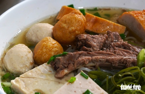 Quán bún mọc hơn nửa thập kỉ với các loại chả khác nhau được làm thủ công - Ảnh 4. Quán bún mọc hơn nửa thập kỉ với các loại chả khác nhau được làm thủ công - Ảnh 4.
