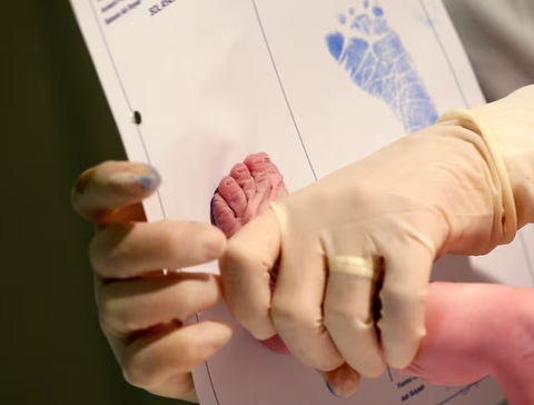 Bắt nhóm bác sĩ 'giam' trẻ sơ sinh để nhận tiền trợ cấp - Ảnh 1. Bê bối chấn động Thổ Nhĩ Kỳ: 10 trẻ tử vong vì lòng tham của y bác sĩ - Ảnh 1.
