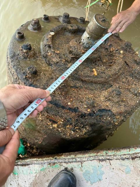 Lại vớt được quả bom nặng hơn 1,3 tấn còn nguyên ngòi, thuốc nổ, rất nguy hiểm - Ảnh 4.