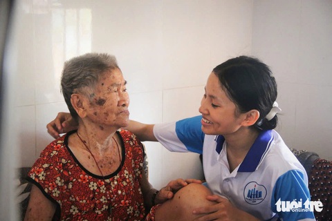 Nữ sinh mồ côi quyết học tập để có tiền chữa bệnh cho bà - Ảnh 1. Nữ sinh mồ côi quyết học tập để có tiền chữa bệnh cho bà - Ảnh 1.