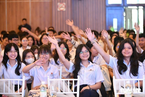 Phố biển Nha Trang chào đón tân SV Nam Trung Bộ nhận học bổng Tiếp sức đến trường - Ảnh 1. Ba chị em mất cha mẹ cùng học ĐH Khoa học Tự nhiên TP.HCM: Tiếp sức đến trường làm mình bớt cô đơn! - Ảnh 1.