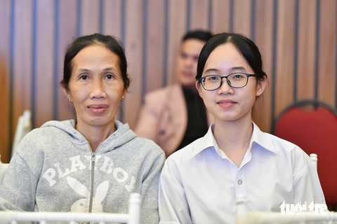 Mẹ hàng ngày nuôi cha tâm thần, nay đi 350km 'coi' con được Tiếp sức đến trường: Tui hồi hộp quá! - Ảnh 4. Ba chị em mất cha mẹ cùng học ĐH Khoa học Tự nhiên TP.HCM: Tiếp sức đến trường làm mình bớt cô đơn! - Ảnh 5.