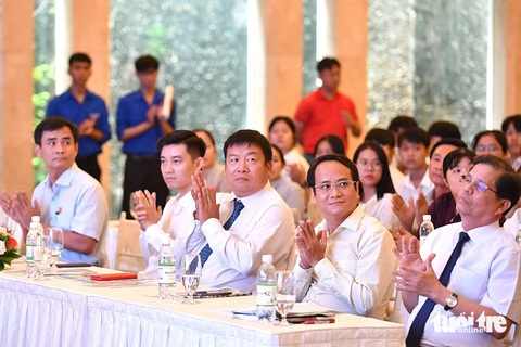 Mẹ hàng ngày nuôi cha tâm thần, nay đi 350km 'coi' con được Tiếp sức đến trường: Tui hồi hộp quá! - Ảnh 2. Ba chị em mất cha mẹ cùng học ĐH Khoa học Tự nhiên TP.HCM: Tiếp sức đến trường làm mình bớt cô đơn! - Ảnh 2.