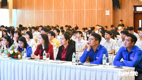 Mẹ hàng ngày nuôi cha tâm thần, nay đi 350km 'coi' con được Tiếp sức đến trường: Tui hồi hộp quá! - Ảnh 14. Ba chị em mất cha mẹ cùng học ĐH Khoa học Tự nhiên TP.HCM: Tiếp sức đến trường làm mình bớt cô đơn! - Ảnh 24.