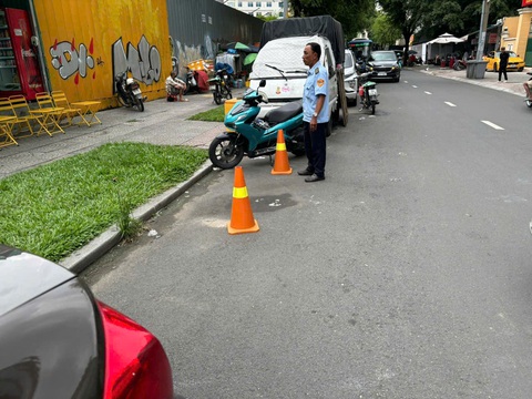 Lập biên bản nhà hàng để vật cản dưới lòng đường giành chỗ đậu xe - Ảnh 8.