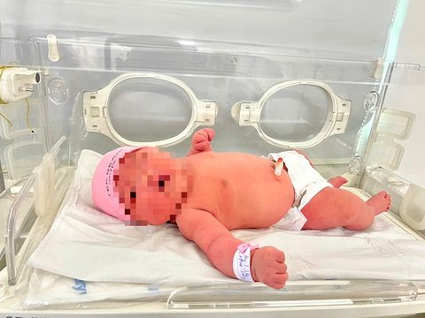 Bé gái chào đời nặng gần 6kg, nên cẩn trọng khi mang thai quá lớn - Ảnh 1. Bé gái chào đời nặng gần 6kg, nên cẩn trọng khi mang thai quá lớn - Ảnh 1.