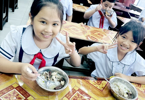 Công khai bữa ăn bán trú mỗi ngày - Ảnh 2. Công khai bữa ăn bán trú mỗi ngày - Ảnh 2.