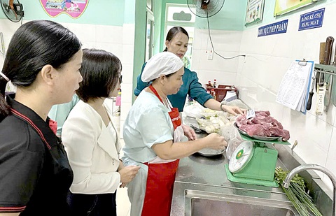 Công khai bữa ăn bán trú mỗi ngày - Ảnh 1. Công khai bữa ăn bán trú mỗi ngày - Ảnh 1.