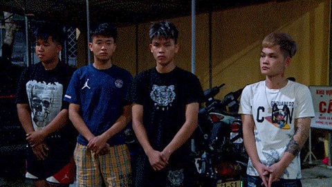 Bắt nhóm thanh niên chửi bới, ném vỏ chai bia về trụ sở công an - Ảnh 1. Bắt nhóm thanh niên chửi bới, ném vỏ chai bia về trụ sở công an - Ảnh 1.