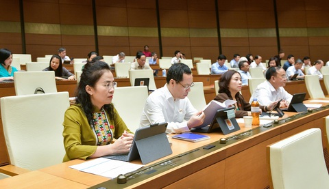Tin tức sáng 26-10: Quốc hội thảo luận tổ về kinh tế - xã hội - Ảnh 1. Tin tức sáng 26-10: Quốc hội thảo luận tổ về kinh tế xã hội; 40.000 ca tử vong liên quan rượu bia - Ảnh 1.