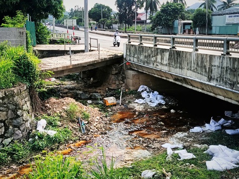 Nước rỉ ra từ bãi rác gây ô nhiễm khu dân cư ở Nha Trang - Ảnh 1. Nước rỉ ra từ bãi rác gây ô nhiễm khu dân cư ở Nha Trang - Ảnh 1.