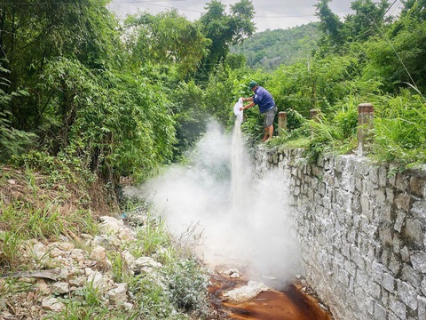 Nước rỉ ra từ bãi rác gây ô nhiễm khu dân cư ở Nha Trang - Ảnh 3. Nước rỉ ra từ bãi rác gây ô nhiễm khu dân cư ở Nha Trang - Ảnh 2.