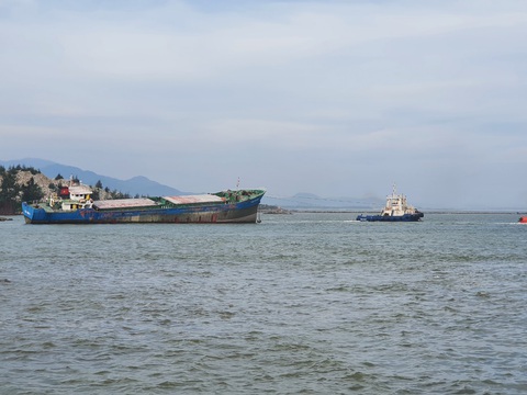 Bão Trà My đến gần, tàu hàng mắc cạn ở bãi đá Dung Quất chưa thể lai dắt - Ảnh 1.