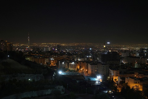 Thủ đô Tehran của Iran vẫn bình thường giữa cuộc tấn công của Israel - Ảnh 1. Thủ đô Tehran của Iran không bị Israel tấn công - Ảnh 1.