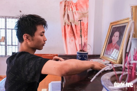 Chàng trai mồ côi, hai lần thôi học, nay đã là tân sinh viên ngành điện - Ảnh 1. Người chung xã 'đi cùng cháu nhập học vì thương cháu mồ côi cha mẹ' - Ảnh 1.