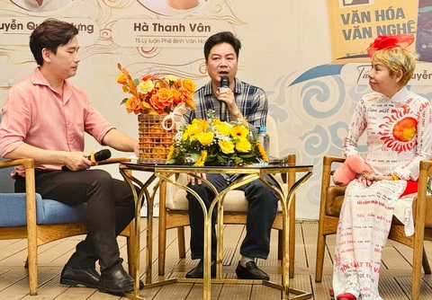 Mỗi người làm công tác văn hoá đều là một bông hoa - Ảnh 1. Khi có những người cầm tinh một bông hoa - Ảnh 1.