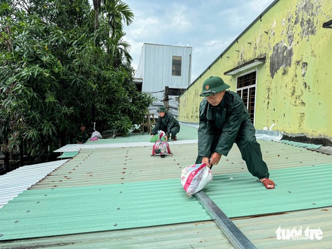 Đà Nẵng: Bộ đội cùng người dân cấp tốc ứng phó với bão số 6 - Ảnh 2.