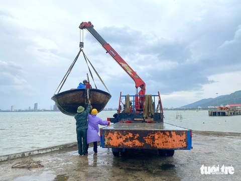 Đà Nẵng: Bộ đội cùng người dân cấp tốc ứng phó với bão số 6 - Ảnh 8.