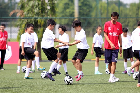 Cựu danh thủ vô địch AFF Cup 2008 huấn luyện bóng đá cho trẻ em - Ảnh 3. Cựu danh thủ vô địch AFF Cup 2008 huấn luyện bóng đá cho trẻ em - Ảnh 3.