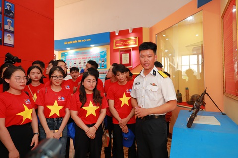 Vùng 4 Hải quân kỷ niệm 49 năm thành lập - Ảnh 3. Vùng 4 Hải quân kỷ niệm 49 năm thành lập - Ảnh 2.
