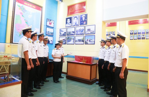Vùng 4 Hải quân kỷ niệm 49 năm thành lập - Ảnh 1. Vùng 4 hải quân kỷ niệm 49 năm thành lập - Ảnh 1.
