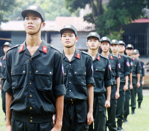 Cõng nhu yếu phẩm tiếp tế đồng bào vùng sạt lở - Ảnh 1.