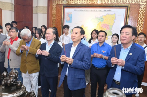 Thành phố ngàn hoa chào đón tân SV Tây Nguyên nhận học bổng Tiếp sức đến trường - Ảnh 1. Tiếp sức đến trường SV Tây Nguyên: Nữ sinh không cha mẹ muốn bán bánh quanh giảng đường kiếm sống - Ảnh 1.