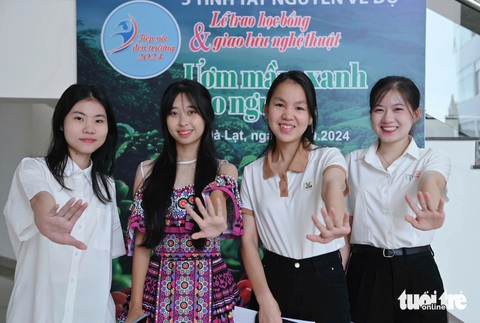Thành phố ngàn hoa chào đón tân SV Tây Nguyên nhận học bổng Tiếp sức đến trường - Ảnh 1. Tiếp sức đến trường SV Tây Nguyên: Nữ sinh không cha mẹ muốn bán bánh quanh giảng đường kiếm sống - Ảnh 2.