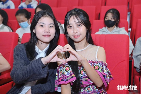 Thành phố ngàn hoa chào đón tân SV Tây Nguyên nhận học bổng Tiếp sức đến trường - Ảnh 3. Tiếp sức đến trường SV Tây Nguyên: Nữ sinh không cha mẹ muốn bán bánh quanh giảng đường kiếm sống - Ảnh 16.